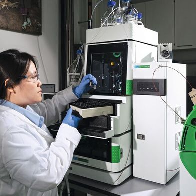 Forschende des KIT untersuchen, wie sich Glyphosat und AMPA durch Nanofiltrationsmembranen aus Wasser entfernen lassen.  (Bild: Cynthia Ruf, KIT)