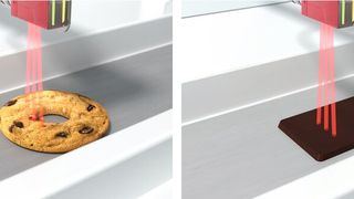 Der DRT 25C erkennt die Vorderkanten der Objekte zuverlässig und sorgt so für reibungslose Abläufe ohne Maschinenstillstände. Durch die breite Abtastung werden Produkte aller Art erkannt. (Bild: Leuze)