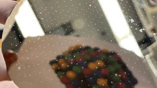 Hunderte möglicher Materialkombinationen lassen sich auf einem solchen Träger prüfen. (Tobias Löffler)