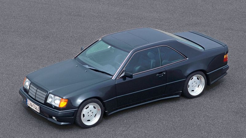 Sportliches Plus: Mercedes-Benz AMG hat sich auch der E-Klasse der Baureihe W 124 angenommen. Die Baureihe wurde in verschiedenen Varianten von 1984 bis 1996 gebaut. Erhard Melcher – das „M“ von AMG – entwickelte einen völlig eigenständigen Zylinderkopf mit Vierventiltechnik. 1986 implantierte AMG den 5,0-Liter V8 in ein Coupé der E-Klasse, das unter dem Kosenamen „The Hammer“ Weltruhm erlangt — bis heute in den USA ein Ursymbol des Mythos AMG.  (Bild: Mercedes-Benz)