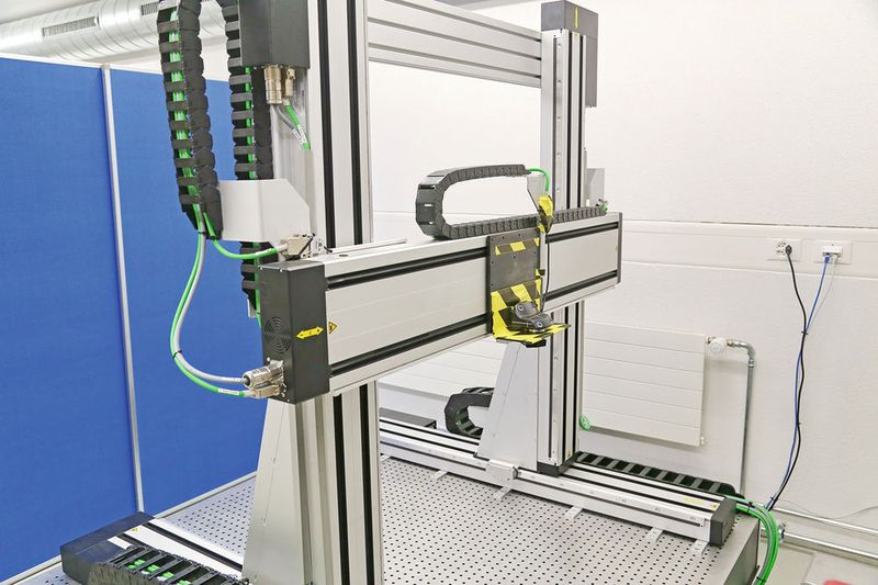 Der 3-Achsen-Messtisch positioniert und bewegt den Reflektorblock in einem Kubus von 1 x 1 x 1 Metern. Eine besondere Anforderung ist die absolute Genauigkeit im Raum. (Anne Richter, SMM)