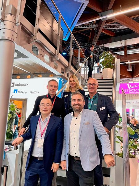 Das H3C Team (v. l.) Stephan Dietl, James Zhou und Sascha Frantzke mit Kirsten Meier und Michael Stapfer (noris networks). (Bild: Vogel IT-Medien)