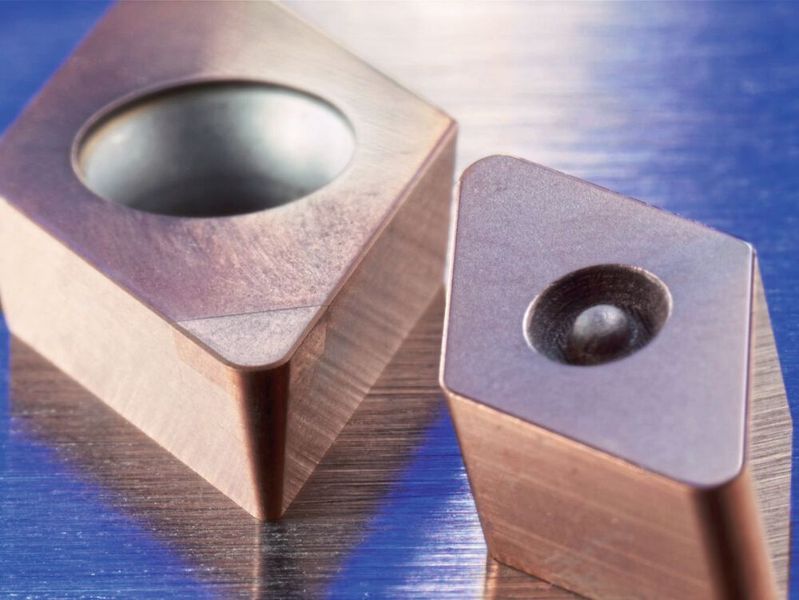 Vielfalt: Zum Hartdrehen stehen eine Vielzahl unterschiedlicher Grundformen und Geometrien der Schneidplatten aus PCBN und Mischkeramiken zur Verfügung.  (Ceramtec GmbH)