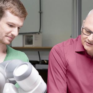Ein vielseitiges Team aus Ingenieuren, Mechatronikern bis hin zu Informatikern arbeitete an der Entwicklung des Roboters Yumi.