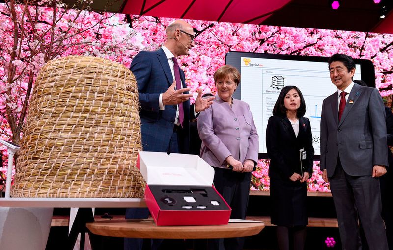 Die Deutsche Telekom stellte einen Sensor vor, der Bienenkörbe überwachen soll. Für rund zehn Euro im Monat misst er Temperatur, Luftfeuchtigkeit und Gewicht und übermittelt die Daten in ein Programm.  (Deutsche Messe)