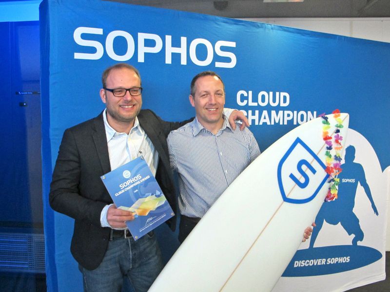 Alle in einem Boot beziehungsweise hinter einem Brett: Das UMB-Team Holger Ott (Leiter IT Services, l.) und Armin Wyss (Teamleader IT Services Zentral & Tessin) (Bild: Sophos)
