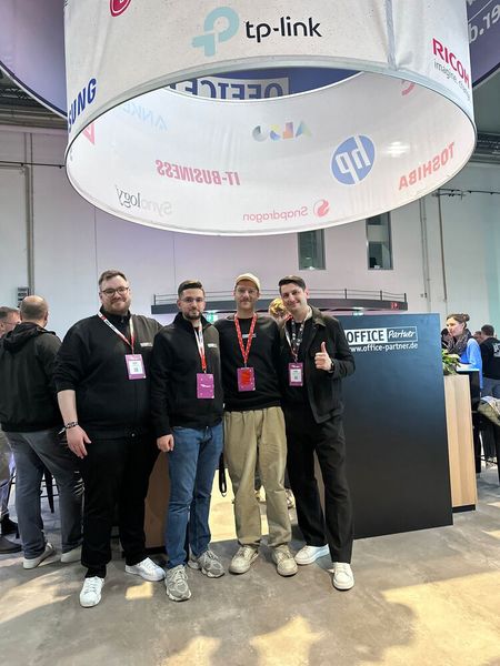 Danke liebes Office Partner Team für die tolle Zusammenarbeit (v. l.) Robin Prinz, Enis Elvan, Leon Symansky u. Denis Alijagic.   (Bild: Vogel IT-Medien GmbH)