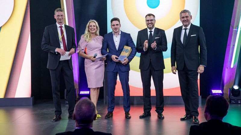 Sieger in der Kategorie „Electric Passion“ wurde das Autohaus Sperber. Stefan Teuchert, Leiter BMW Markt Deutschland und Christian Brandl, Leiter Mini Deutschland gratulierten. (Mini)