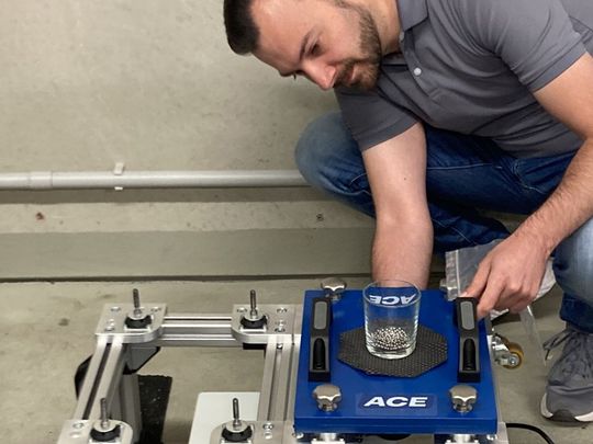 Niklas Backhausen aus der Abteilung Entwicklung und Innovation von ACE konzipierte das neue Gerät zur Demonstration von Schwingungen und deren Behebung im Maschinenbau. (Bild:  ACE Stoßdämpfer)