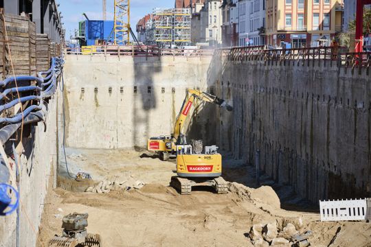 Aushub unter anstehendem Grundwasser: Herstellung der ersten Unterwasserbetonsohle.(Bild:  Hagedorn)