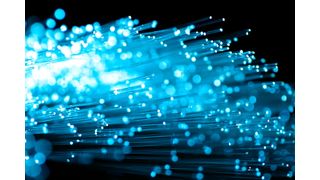 KI-Workloads treiben die Wärmedichte in Rechenzentren auf ein Niveau, das Luftkühlung allein nicht mehr bewältigen kann.  (Bild: © nikkytok - stock.adobe.com)