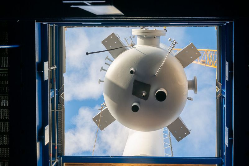 Einhub des Elektrodenkessels durch das Dach des Gas- und Dampfturbinenkraftwerks 2 der Infra Leuna am Chemiestandort Leuna. (Bild: Tilo Weiskopf/ Infra Leuna/ Lx Press)