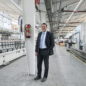 Carsten Röttchen, Geschäftsführer Produktion bei Rittal, zeigt die Fertigung der Großschaltschränke in Rittershausen. Links ist – mit neuer Infrastruktur – eine neue Anlage zu sehen, die den VX25 produziert, rechts die bisherige, auf der noch die Schaltschränke vom Typ TS 8 produziert werden.