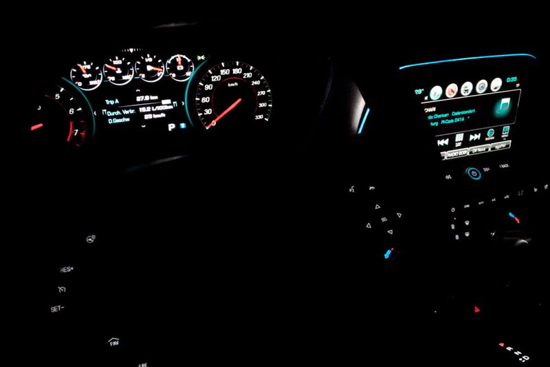 Viele beleuchtete Taster und Instrumente – das Cockpit kann sich auch nachts sehen lassen. (Bild: Thomas Günnel)