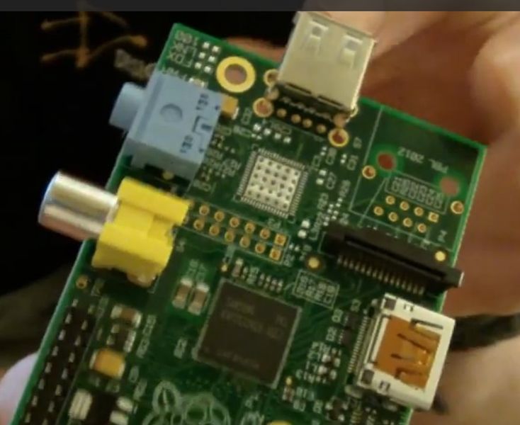 Raspberry Pi Modell A: Pete Wood, Designspark, zeigt die Anschlüsse des Raspberry Pi A – USB, Audio, Video und HDMI (Bild: Pete Wood, Designspark)
