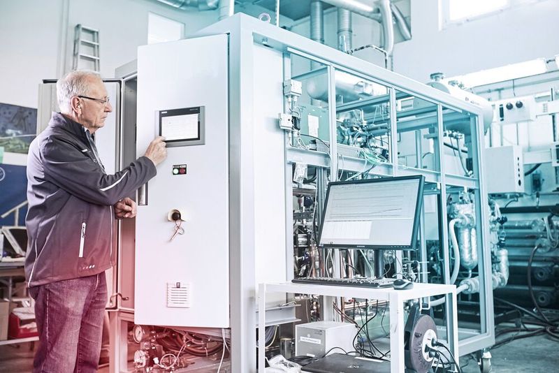 Jede SUK-Anlage kommt vor der Auslieferung ins Prüffeld. (Bild: Lauda)