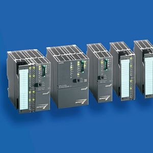 Das Steuerungssystem 300S+ von Yaskawa unterstützt Retrofit-Konzepte – auch mit langfristig verfügbaren Ersatzteilen.(Bild:  Yaskawa Europe GmbH)
