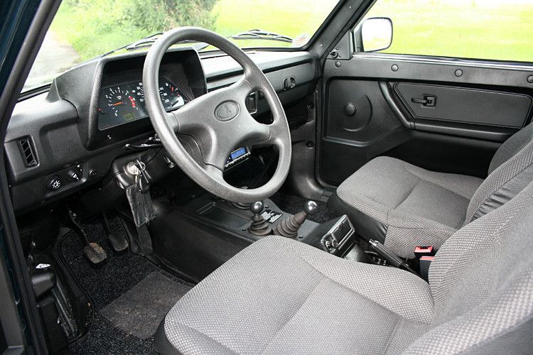 Die Veränderungen am Fahrwerk sind jedoch deutlich zu spüren. Der 4x4 lässt sich spürbar präziser lenken und verhält sich auch in schnelleren Kurven erstaunlich gutmütig. Das neutrale Fahrverhalten ist kein unbedeutender Faktor, denn nach wie vor müssen Niva-Fahrer ohne ESP auskommen. (auto-medienportal.net)