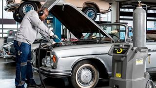 Das Trockeneisstrahlgerät IB 10/8 L2P von Kärcher produziert seine eigenen Pellets. (Kärcher)