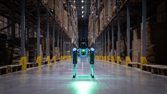 Vernetzte Logistikroboter sollen künftig bei der Otto Group Pakete koordiniert handhaben. (Bild:  Otto Group)