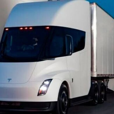 Seine Produktion hat sich zwar lange verzögert, doch nun wird der Elektro-Lkw Semi von Tesla in den USA gebaut. Wenn es nach dem Elon-Musk-Unternehmen geht, dann wird er auch bald auf Europas Straßen zu sehen sein ... (Bild: Tesla)