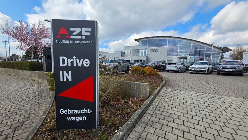 Die AZF-Gruppe zieht unter anderem mit ihrer großen Auswahl an Neu- und Gebrauchtwagen Kunden an. Für Letztere hat sie einen Drive-Through-Gebrauchtwagenplatz konzipiert.(Bild:  Mauritz – VCG)
