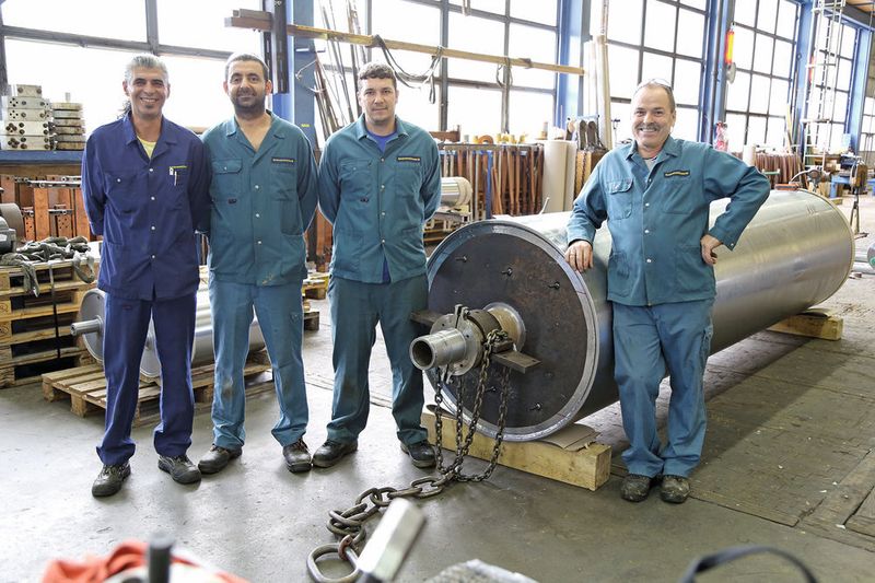 Bild 3: Facharbeiter Galvanik Grossteile: Sie sorgen dafür, dass die Walzen, Wellen und Zylinder zu 100 Prozent prozesssicher verchromt werden. Von links: Ugur Guec, Metin Cimen, Lars Bernet, Marcelino Garcia. (Bild: Matthias Böhm)