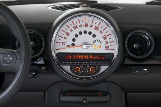 Mit leicht veränderter Grafik und neuem Bedienkonzept fürs Radio präsentiert sich das typische Zentralinstrument. (Archiv: Vogel Business Media)