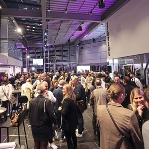 Zu der Eröffnungsveranstaltung kamen mehrere hundert Gäste.(Bild:  Hahn-Gruppe)