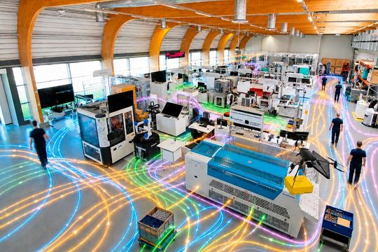 Durchblick im Chaos! Eine KI-basierte Echtzeitlokalisierung ermöglicht über den offenen Ortungsstandard Omlox, Personen-, Material- und Prozessflüsse in Produktions- und Logistikumgebungen objektiv sichtbar zu machen, damit industrielle Abläufe effizienter werden.(Bild:  Fraunhofer IOSB-INA / Imago Technolgies (Bearbeitung))