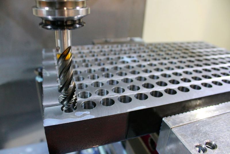 Gewindeschneid-Werkzeuge der nächsten Generation werden in zahllosen Versuchen vor allem auf Leistung und Prozesssicherheit getestet bevor sie entweder in Serie gehen oder weiter verbessert werden. Bei Emuge arbeiten dafür Brother-Bearbeitungszentren, die die Weiterentwicklung der Gewindeschneid-Werkzeuge optimieren helfen. (W&R / Zikomm)