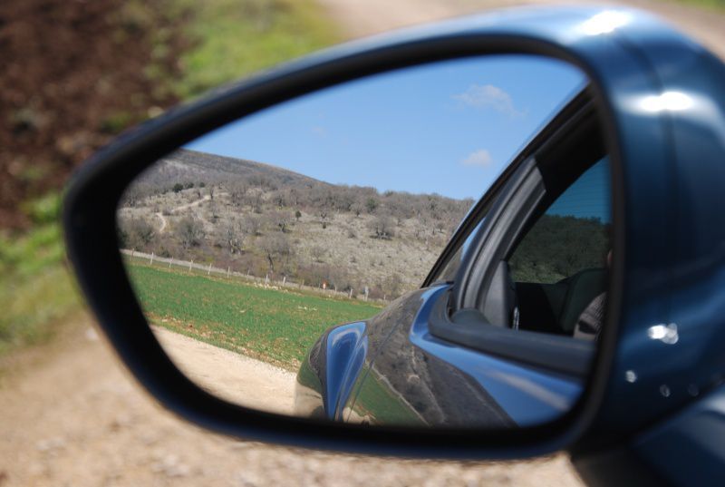 Im Rückspiegel grüßt der freche Schwung im hinteren Kotflügel – fast wie bei der seligen Karmann Ghia. (Archiv: Vogel Business Media)