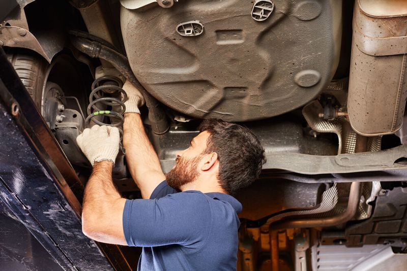 Auf Platz 10 der TOP-Berufe liegt der Kraftfahrzeugmechatroniker. (Bild: © Robert Kneschke - stock.adobe.com)