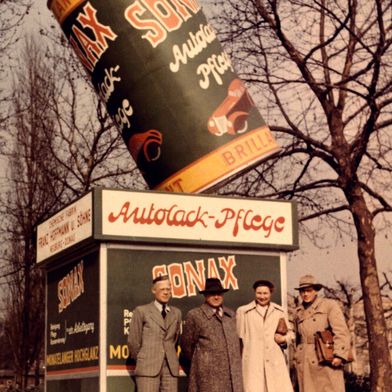 Mit dem Markteintritt 1950 gestalteten sich die Anfänge schlicht: Vier Sonax-Vertreter fuhren im vollgeladenen VW Käfer durch Deutschland. Der persönliche Kontakt zu den Kunden zählte, an großangelegte Werbung war damals noch nicht zu denken. (Bild: Sonax)
