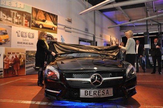 Als Highlight enthüllten Dr. Marianne Reeb und Dagmar Longerich den neuen Mercedes-Benz SL. (Foto: Richter)