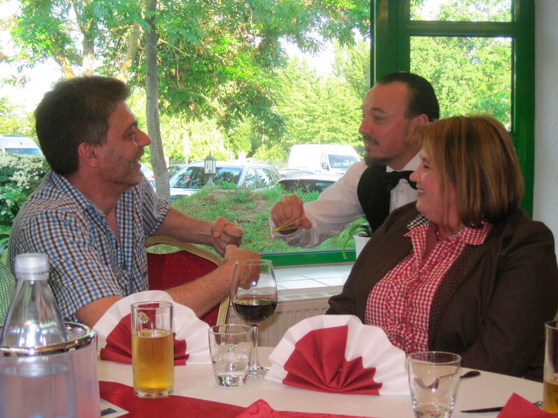 Der Zauberkellner Luigi brachte auf der Galaveranstaltung die Gäste an jedem Tisch zum Lachen. (Vogel IT-Medien GmbH)