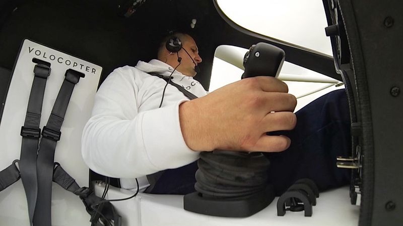Leichter Hüpfer: In Kombination mit dem Lagewinkel kann der Volocopter Flugbewegungen auch horizontal ausführen und beherrschat damit alle sechs möglichen rotatorischen und translatorischen Freiheitsgrade. (Bild: E-Volo)