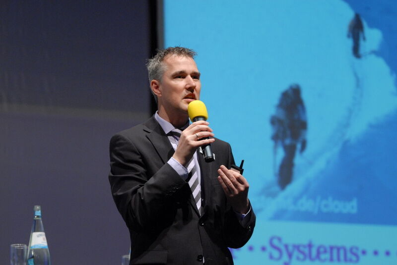 Alfred Vöhringer, Leiter Programm Management Cloud von T-Systems erläutert die Möglichkeiten, die die Cloud-Technologie bietet. (T-Systems)
