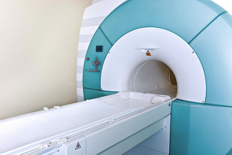 In MRT-Geräten sorgen High-Performance-Lager Durobal® von Trelleborg Sealing Solutions für gleichmäßige, sanfte Tischbewegungen und erhöhen so Sicherheit und Wohlbefinden von Patienten. (Bild: ©iStockphoto.com/uchar)
