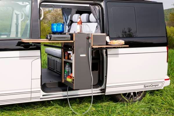 Die Küche des Space Camper ist herausschwenkbar und kann komplett entnommen werden. (Space Camper)