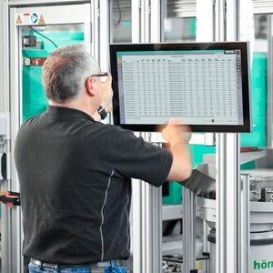 Mithilfe des neuen Scada-Systems ATCM mit HMI-Terminal von Arburg ist für jede auf der Fakuma live produzierte Wasserwaage, wie es heißt, eine hundertprozentige Rückverfolgung möglich.