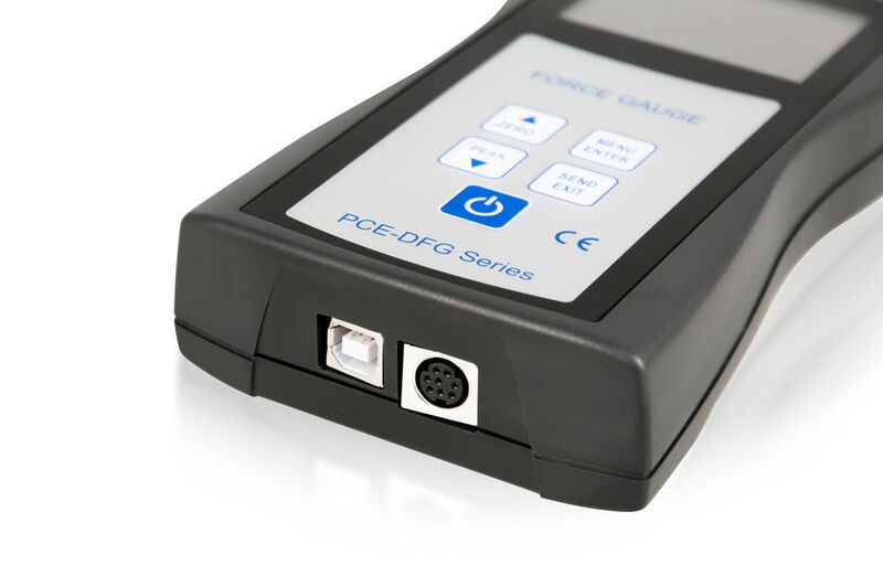 Bopla fräste unten in die Kraftmessgeräte-Gehäuse Aussparungen für die Datenanschlüsse. (Bopla)