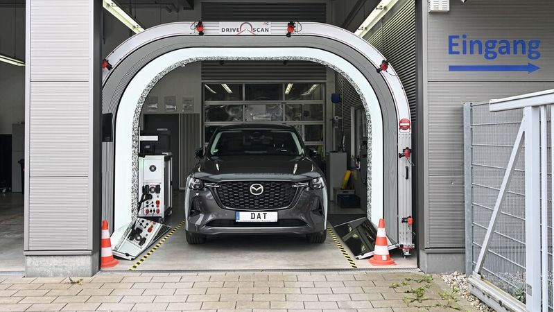Neben der bekannten Softwarelösung will die DAT zur Automechanika auch einen physischen Karosseriescanner in Portalform zeigen.(Bild:  DAT)