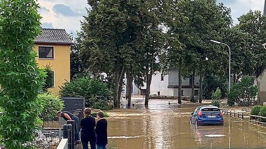 In Heimerzheim (Rhein-Sieg-Kreis) trat die Swist über die Ufer und überschwemmte mehrere Straßenzüge.  (Bild:  Doris Pfaff/»kfz-betrieb«)