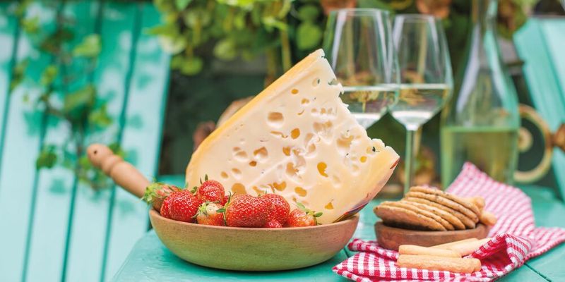 Fig. 1: Il nuovo sistema ITEX-GC-MS a vuoto di nostra realizzazione è già stato ampiamente utilizzato nell'ambito di numerose collaborazioni per la determinazione di sostanze aromatiche in alimenti quali formaggi e vino, ma anche di prodotti volatili di origine vegetale e metabolici in matrici biologiche, ad esempio siero, estratto dell'aria espirata, feci o urina (immagine simbolica).(Immagine: © Marina - stock.adobe.com)