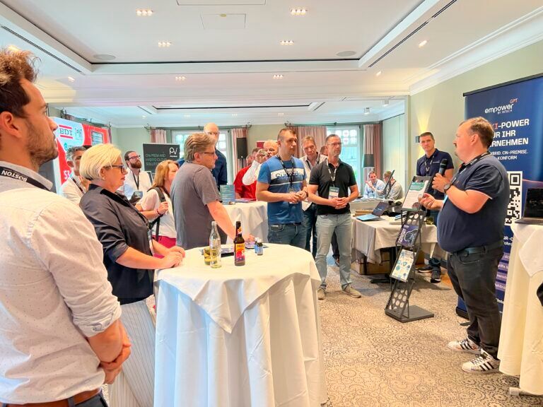 Die sehr gut besuchten Stände werden zum ausgiebigen Networking genutzt. (Bild: Boston)