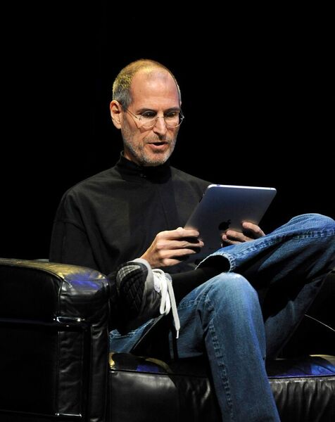 USA, San Francisco: Apple-Chef Steve Jobs bei der Vorstellung des iPad. (John Mabanglo/EPA/dpa)