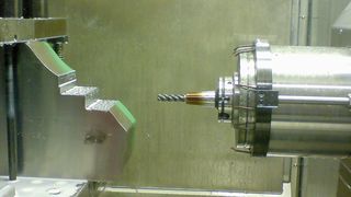 Bearbeitungsversuch mit einem Bauteil aus Ti5553 im Walter Tech­nology Center, Tübingen. Als Testwerkzeug wurde ein VHM-Fräser Walter Prototyp Protostar Ti40 mit D?=?16?mm und Z?=?4 verwendet. (Archiv: Vogel Business Media)