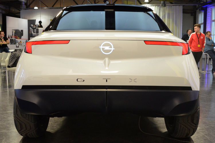 Auch am Heck gibt es ein – weniger auffälliges – Achsenkreuz (Heckleuchten / Dachantennen-Finne bis Stoßfängerfalte). (Bild: Rehberg / »kfz-betrieb«)