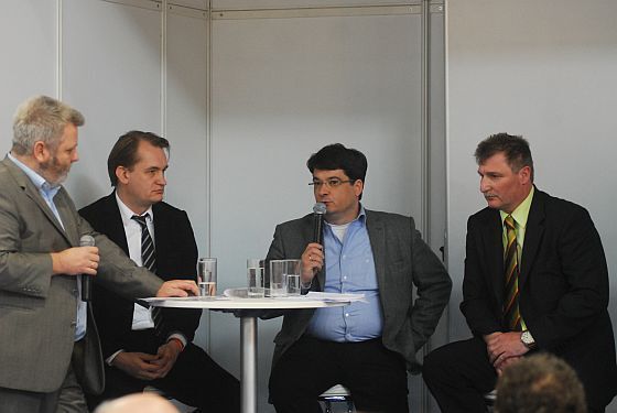 (v. li.) Mathias Nowotny, Jan Löffler, Frank Schlieben und Detlev Moszicke erörtern die Zusammenarbeit zwischen Freien und markengebundenen Werkstätten im lokalen Markt. (Archiv: Vogel Business Media)